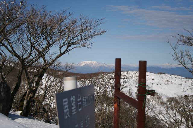 藤原岳展望台と伊吹山。