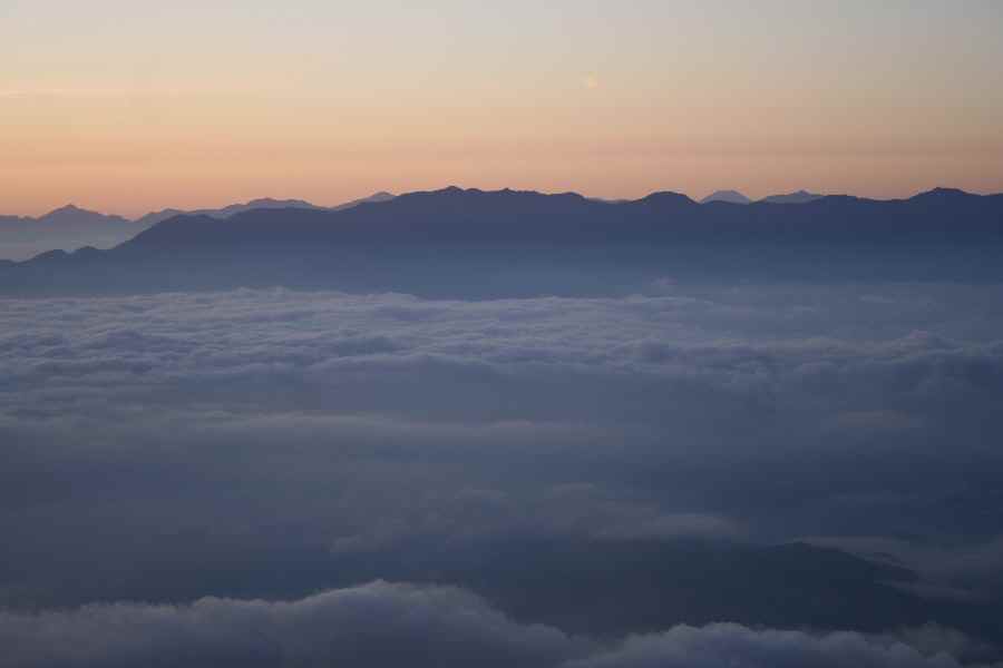 手前中央アルプス・左から甲斐駒～富士山・塩見岳～。