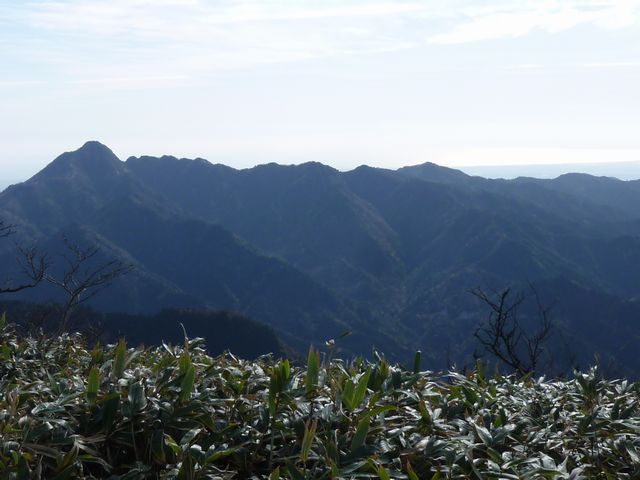 鎌ヶ岳と白い銀板に見えるのは伊勢湾です。