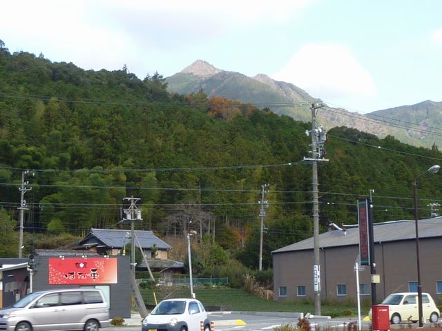 道の駅飯高から局ヶ岳を望む。