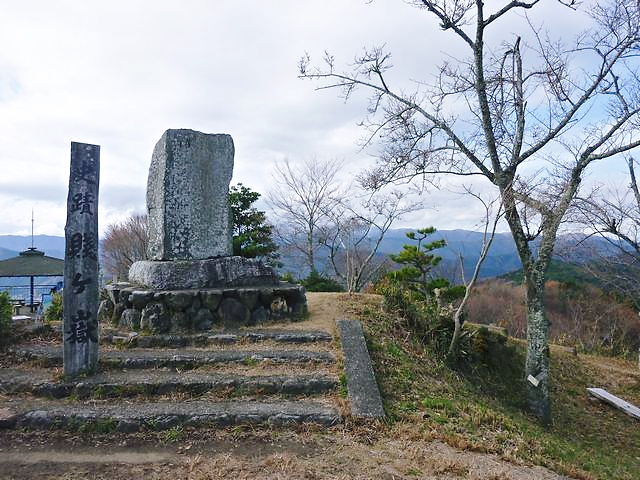 山頂の石碑。