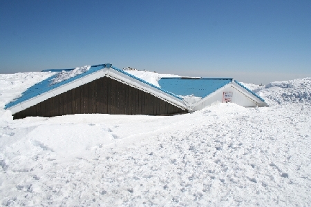 まだ積雪に覆われる売店の屋根。