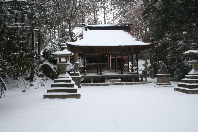 雪で白い飯道神社境内。