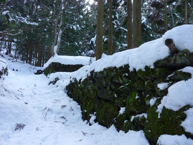 榑ケ畑廃村跡の石垣と雪に埋もれる水路。
