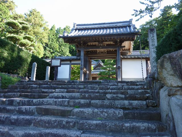 大慈山　西明禅寺の門前。香気漂う清められた門です。