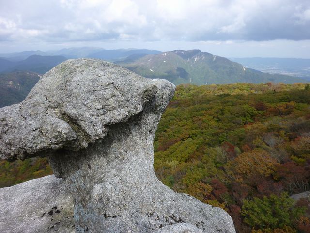 きのこ岩と釈迦ケ岳。