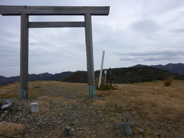 入道ヶ岳山頂三角点と奥宮の鳥居。