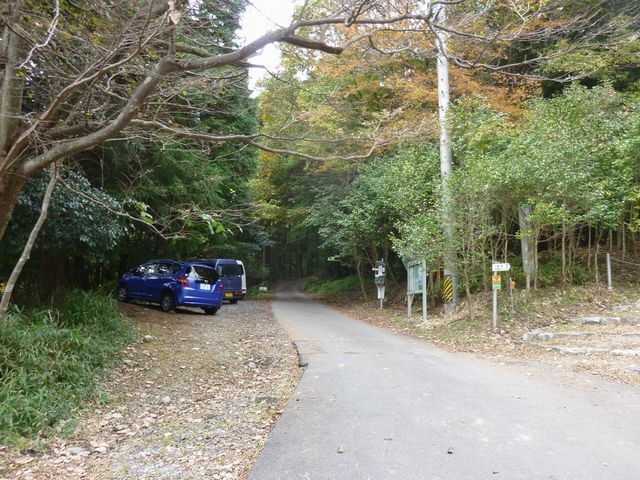 登山口付近の様子。林道を進むと井戸谷道・二本松道へ続く。