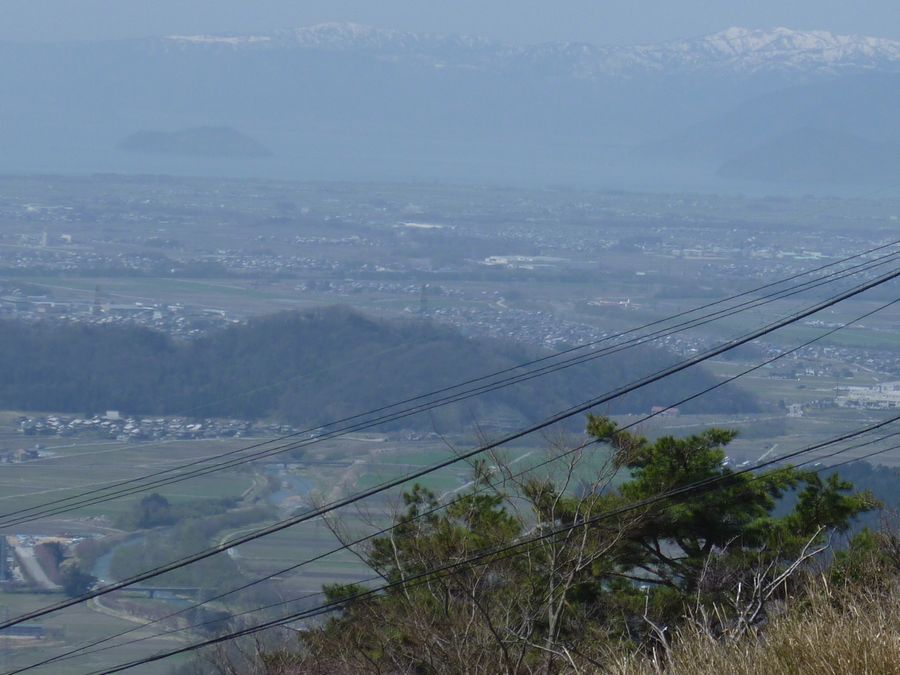 竹生島と残雪比良の山々。