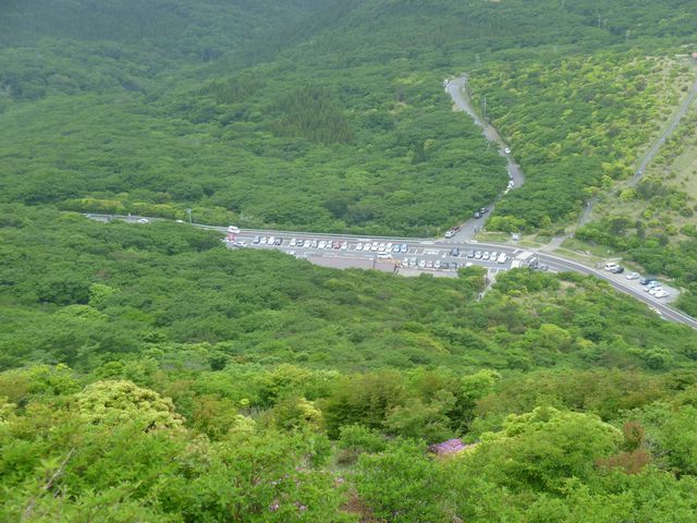 牧ノ戸峠を上から眺めるとまだ車が多いです。