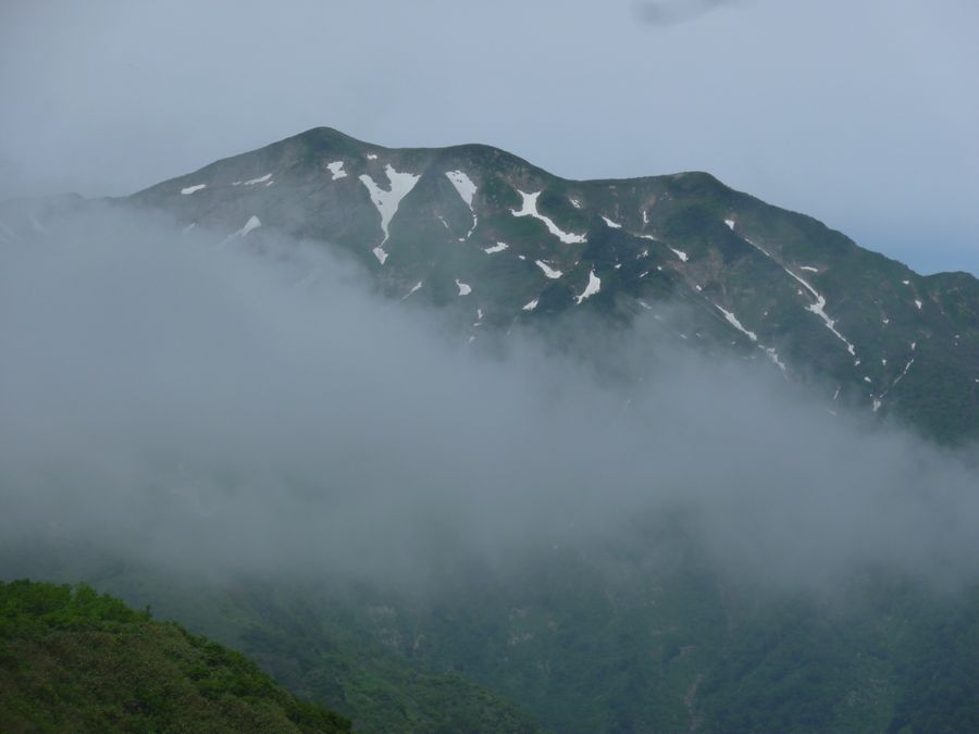 別山が雲の中から現れる。