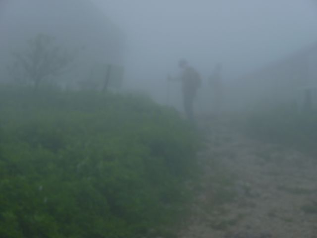 ガスの山頂部・伊吹山寺の前・霧で「なーんも見えない」。