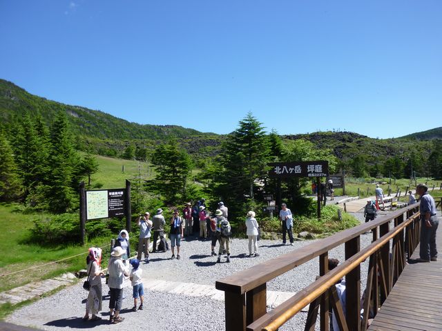 ロープウィ山頂駅から坪庭を目指す観光客、日差し強い。