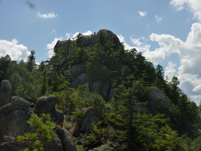 天狗岩を登山道より眺める。