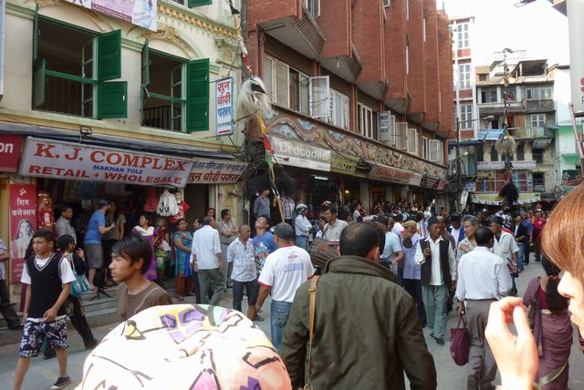 �_�[�o�[�X�N�G�A�[�֌������ƍՂ�̐l�X���W�܂��ė����B