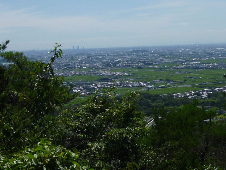 継鹿尾山から名古屋の高層ビルが見える。